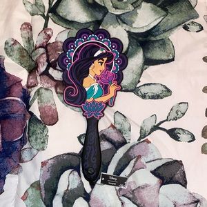 Loungefly Jasmine hairbrush